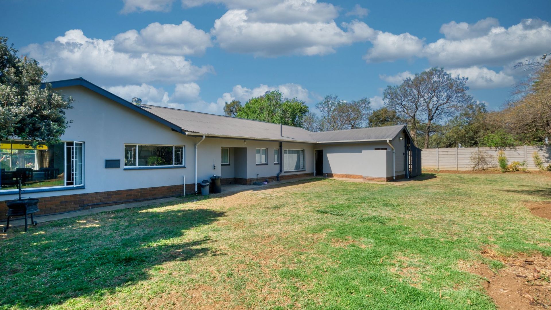 Ranch-style home with a large lawn in Waller, TX