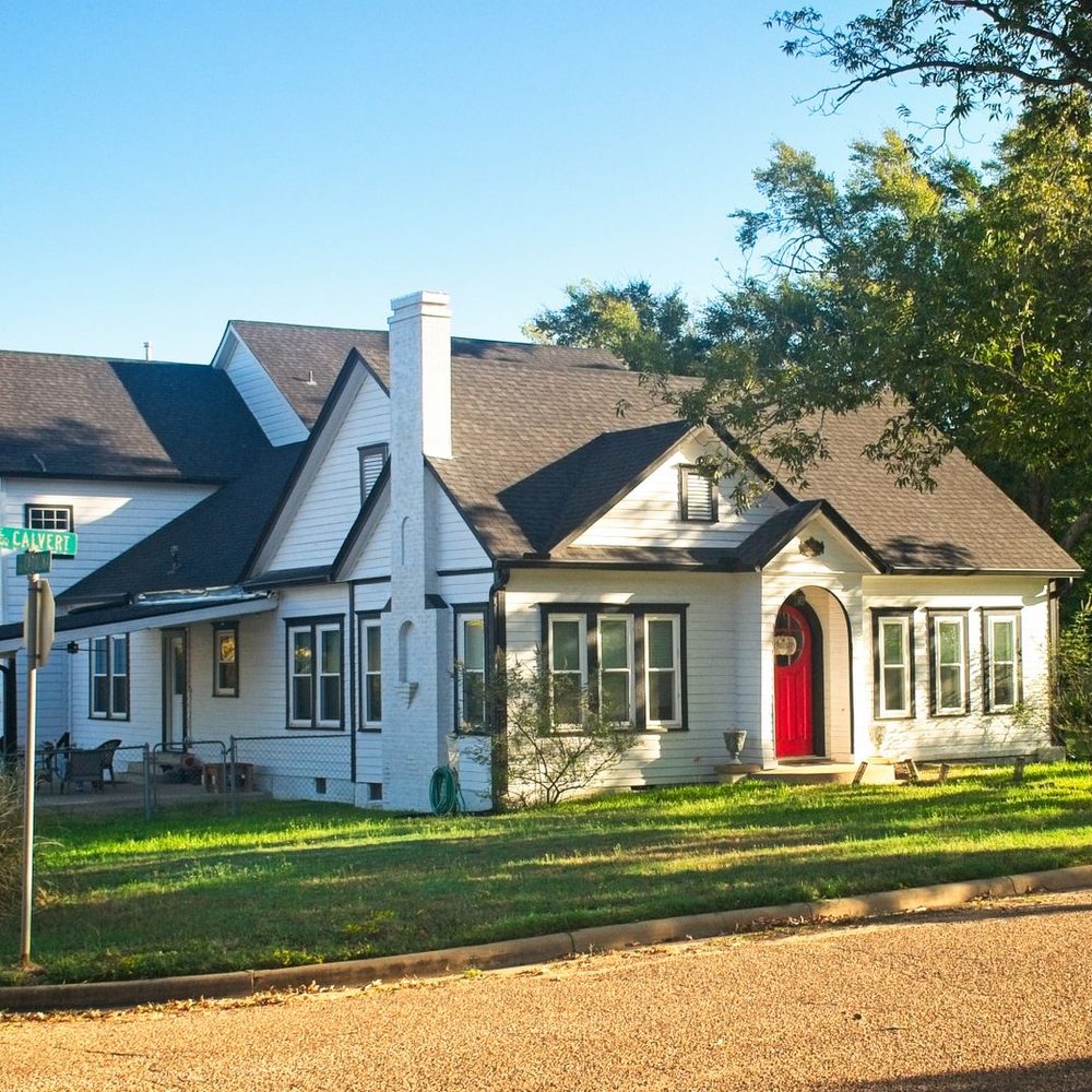 Texas home with a front yard